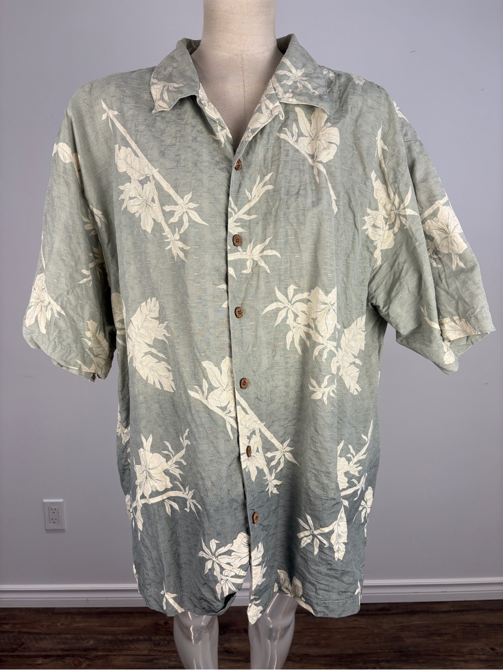 Vintage Tommy Bahama 100% Silk Hawaiian Shirt XL Sage Green Tropical Camp